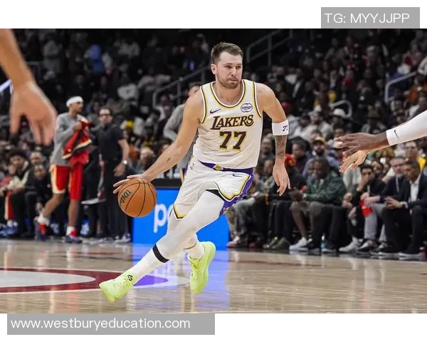 詹姆斯打替补？众人热议其复出后新角色 需意识到东契奇是湖人领袖