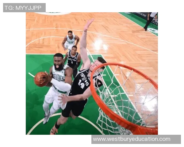 怀特半场轰下17分，第二节个人独得15分撑起球队进攻