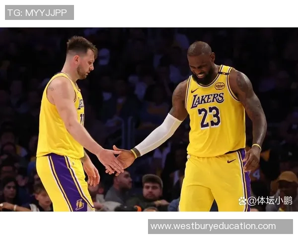 湖人憾负！詹姆斯22+6+10，赛后老詹先行退场，东契奇抱住杰伦威